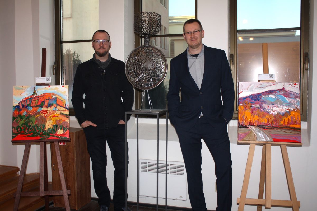 Naši úspešní absolventi majú spoločnú výstavu Medzi svetlom a svetom